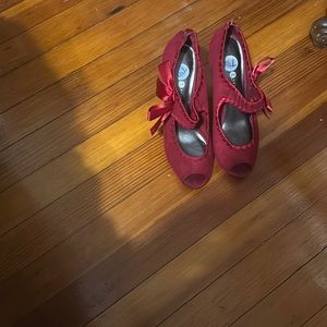 Gorgeous red shoes slightly worn 1 side a little scuffed pic shows